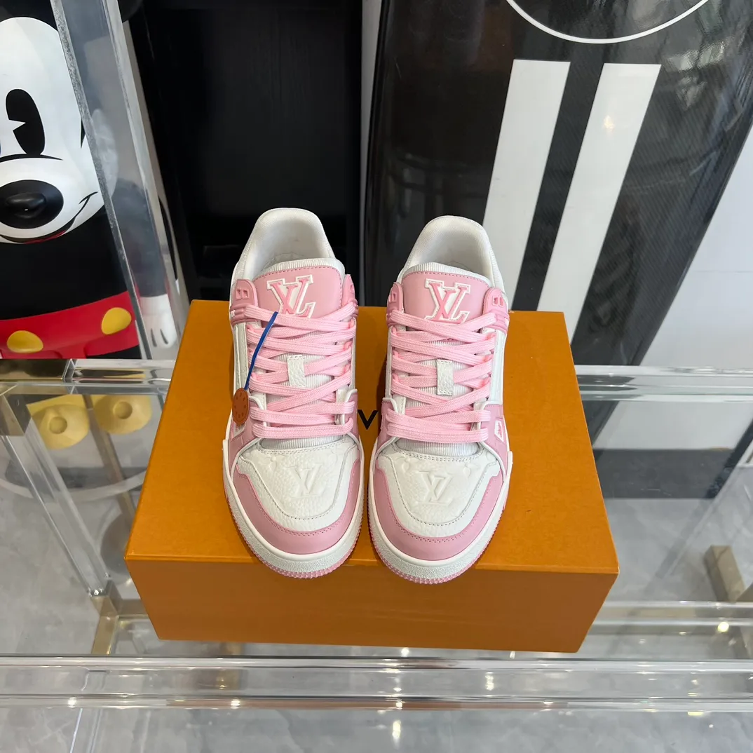👟👟Ex-factory price👟👟Ex-factory price 840👟👟 Couple model 👫LV Trainer series basketball sneakers🌟 Original molded T👟👟Ex-factory price U outsole The texture is the same as the original ⚠️Original development Top version All details are consistent with the original ⚠️ Size: 35-45